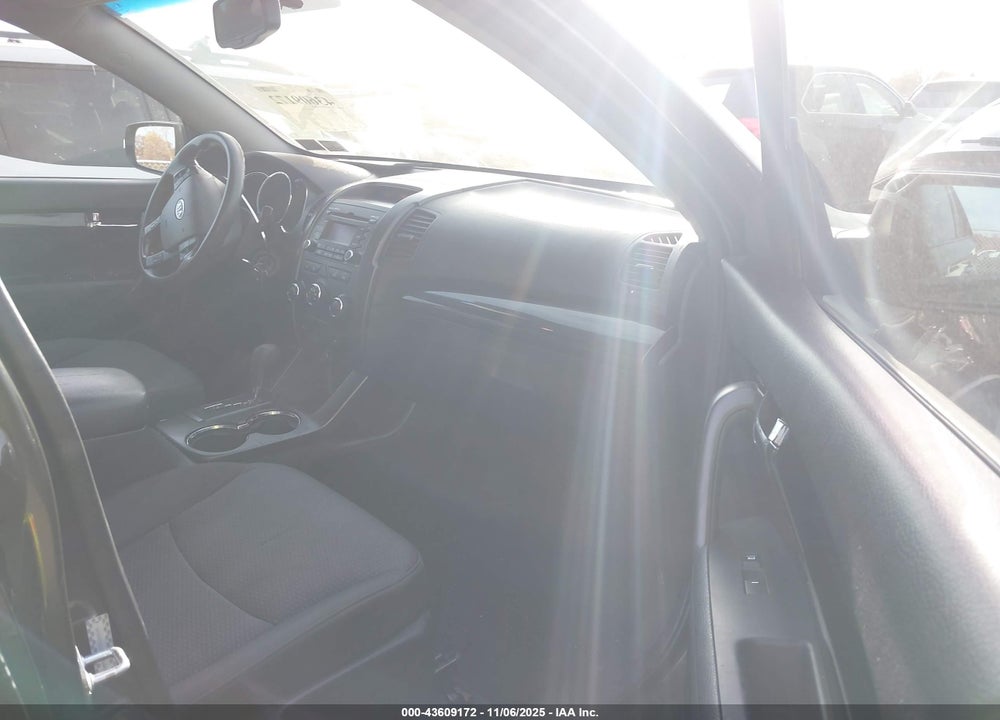 2011 KIA SORENTO VIN: 5XYKTCA12BG096445