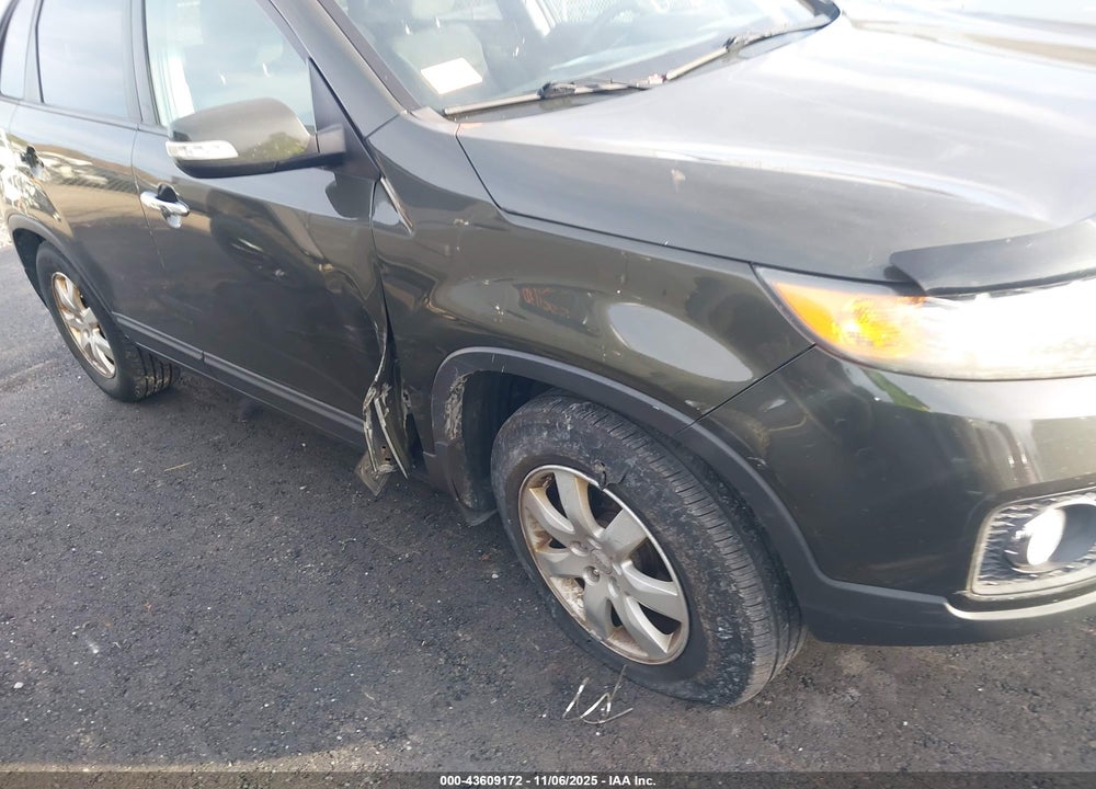 2011 KIA SORENTO VIN: 5XYKTCA12BG096445