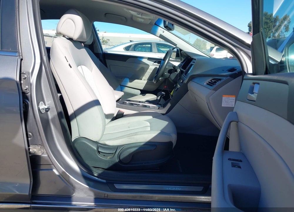 2017 HYUNDAI SONATA PLUG-IN HYBRID VIN: KMHE14L26HA074323