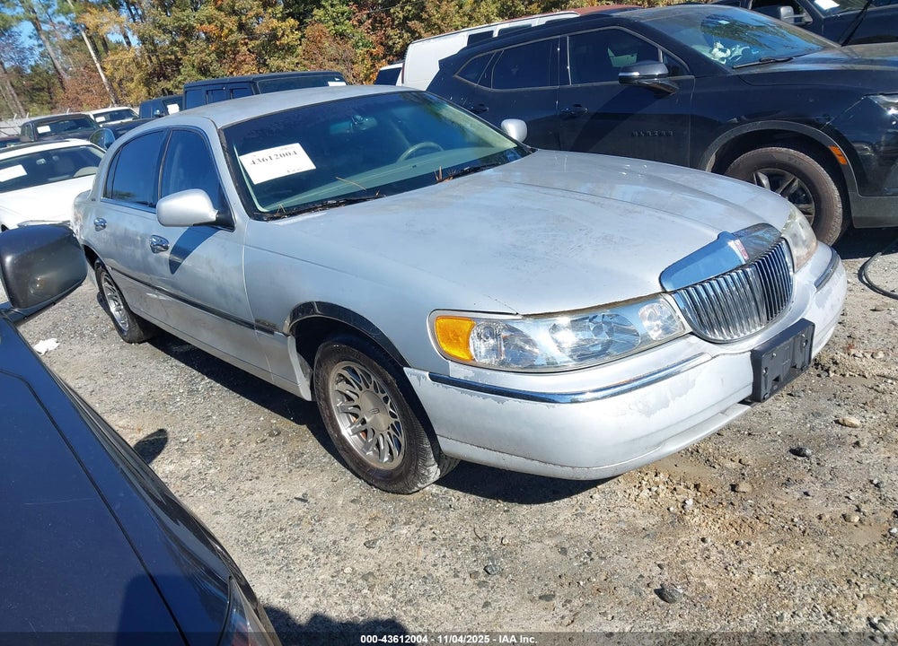 2000 LINCOLN TOWN CAR SIGNATURE VIN: 1LNHM82W1YY819681
