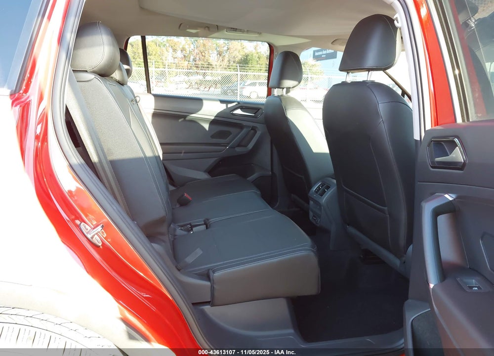 2018 VOLKSWAGEN TIGUAN VIN: 3VV3B7AX9JM090678