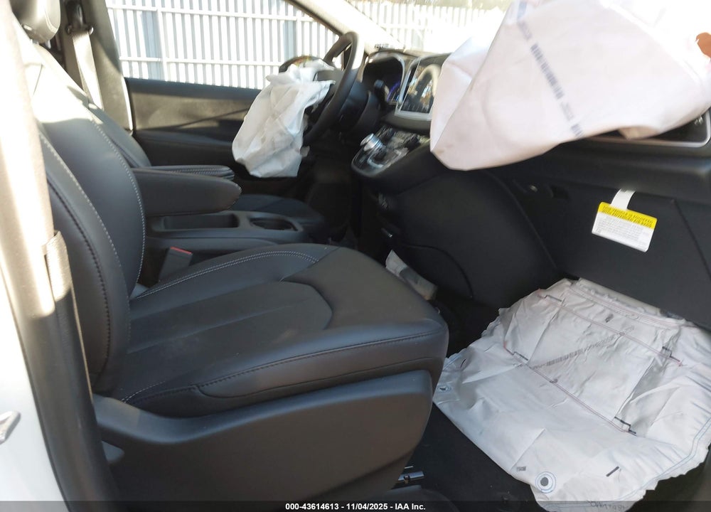2025 CHRYSLER VOYAGER LX VIN: 2C4RC1CG7SR580417