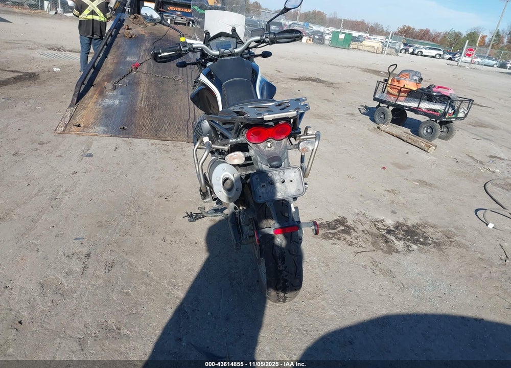 2022 MOTO GUZZI V85 TT GUARDIA D'ONORE VIN: ZGUKYUE00NM000093