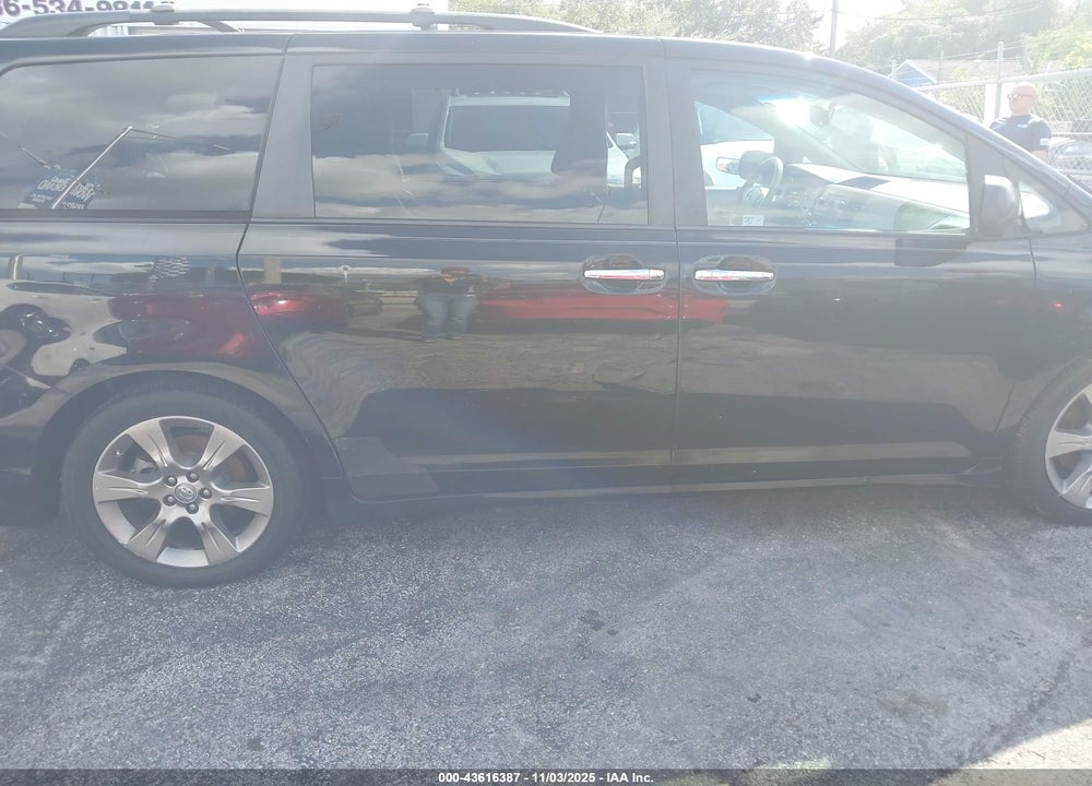 2014 TOYOTA SIENNA SE 8 PASSENGER VIN: 5TDXK3DC1ES446094