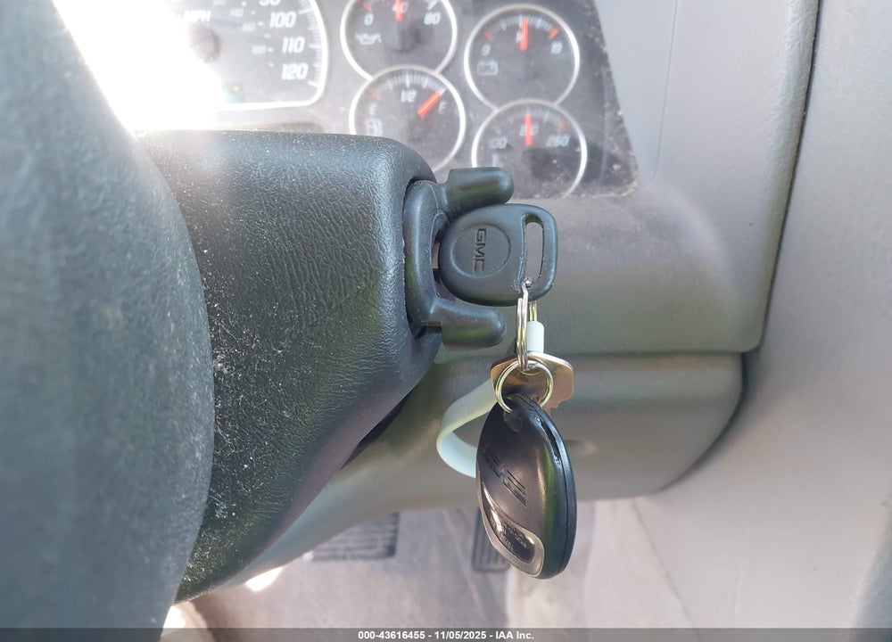 2005 GMC ENVOY SLE VIN: 1GKDT13S652304865