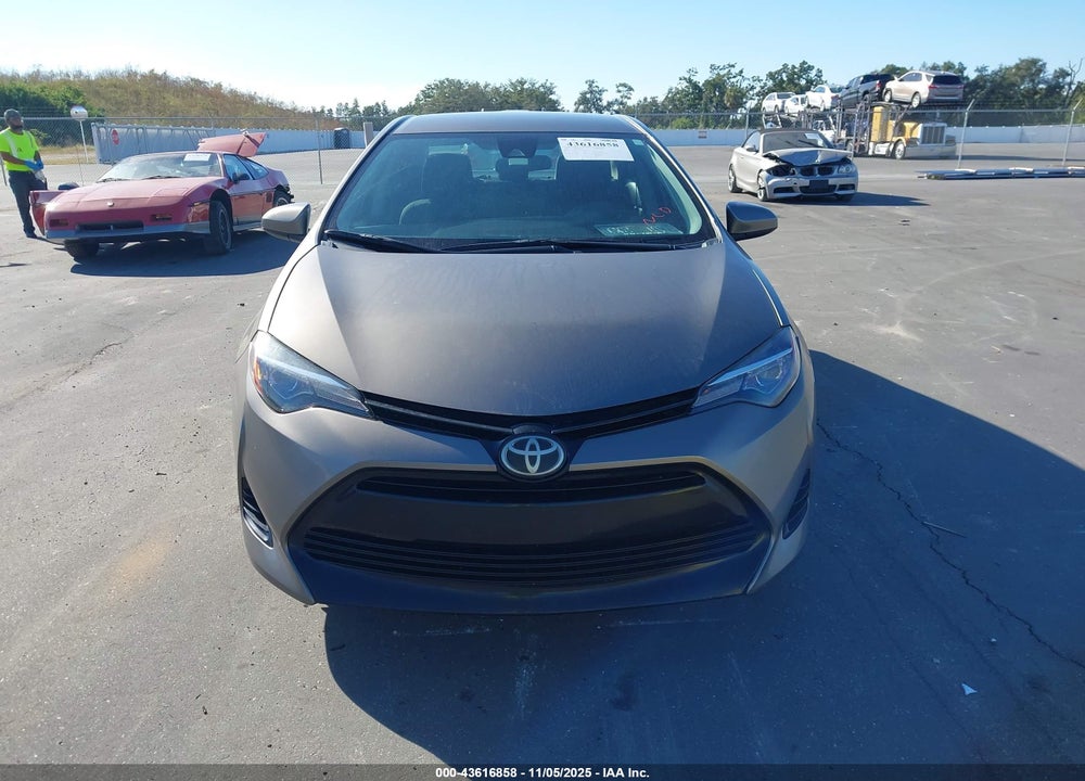 2018 TOYOTA COROLLA LE VIN: 5YFBURHE2JP775327