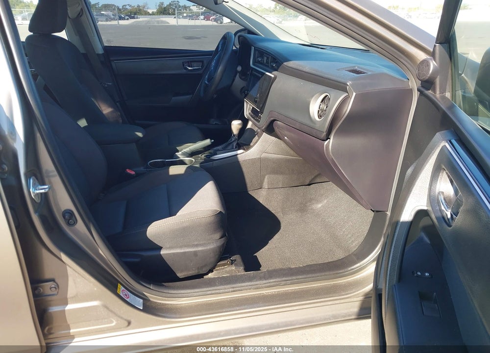 2018 TOYOTA COROLLA LE VIN: 5YFBURHE2JP775327