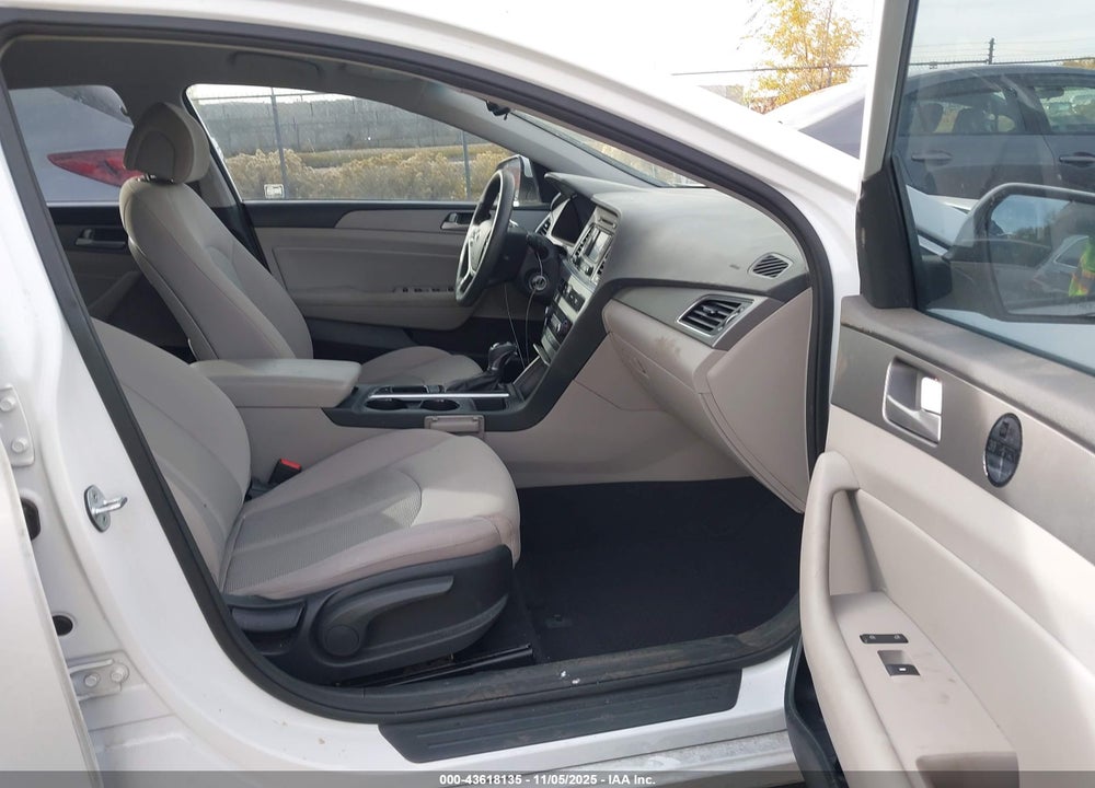 2015 HYUNDAI SONATA SE VIN: 5NPE24AF9FH205077
