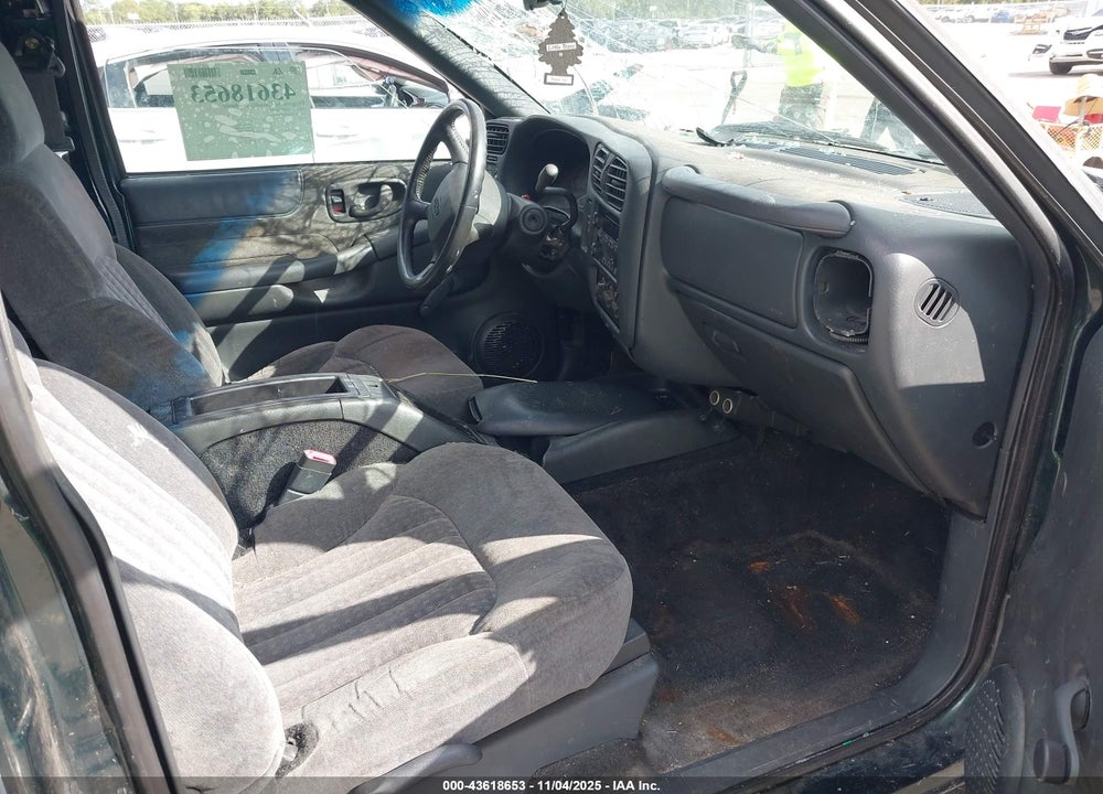 2002 CHEVROLET S-10 LS VIN: 1GCCS19W528243814
