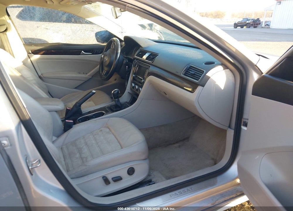 2015 VOLKSWAGEN PASSAT VIN: 1VWCV7A35FC091044