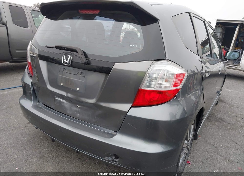 2013 HONDA FIT SPORT VIN: JHMGE8H67DC027092