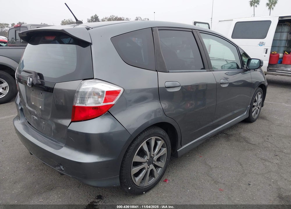 2013 HONDA FIT SPORT VIN: JHMGE8H67DC027092