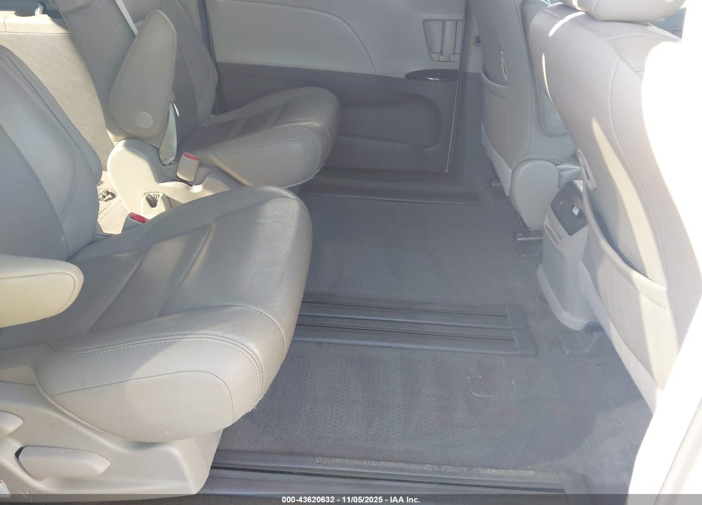 2015 TOYOTA SIENNA XLE PREMIUM 8 PASSENGER VIN: 5TDYK3DCXFS543347