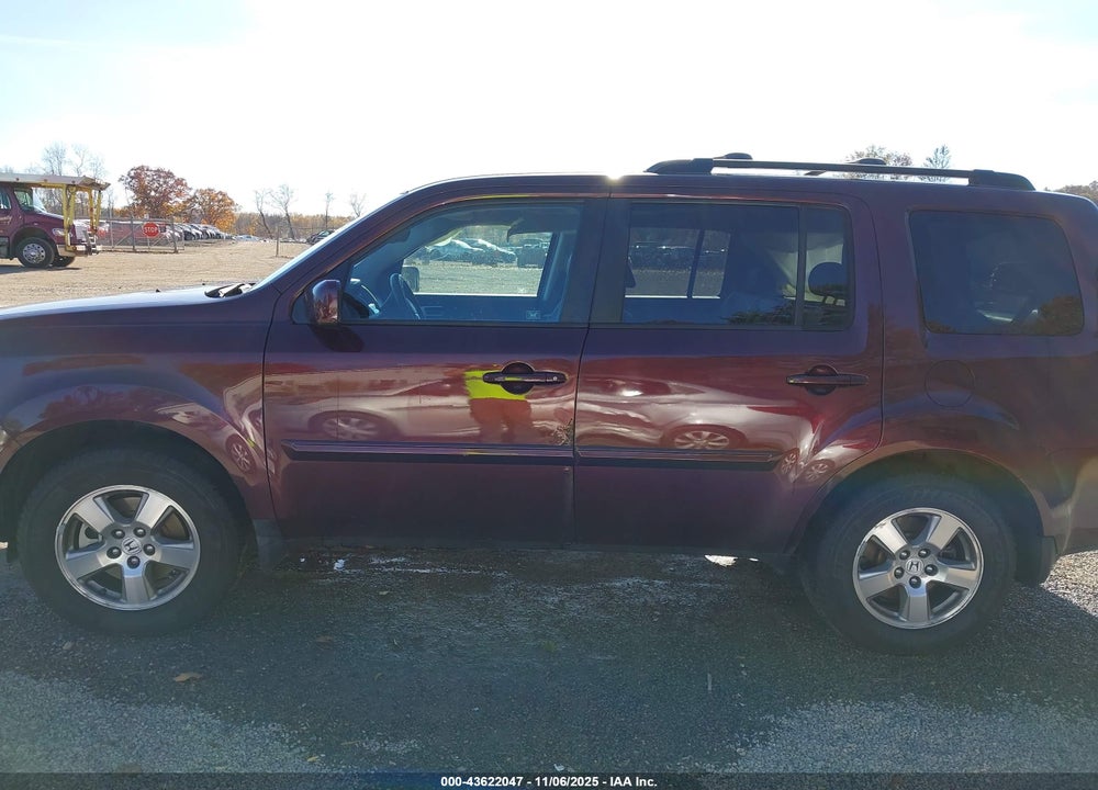 2011 HONDA PILOT EX-L VIN: 5FNYF4H65BB024896