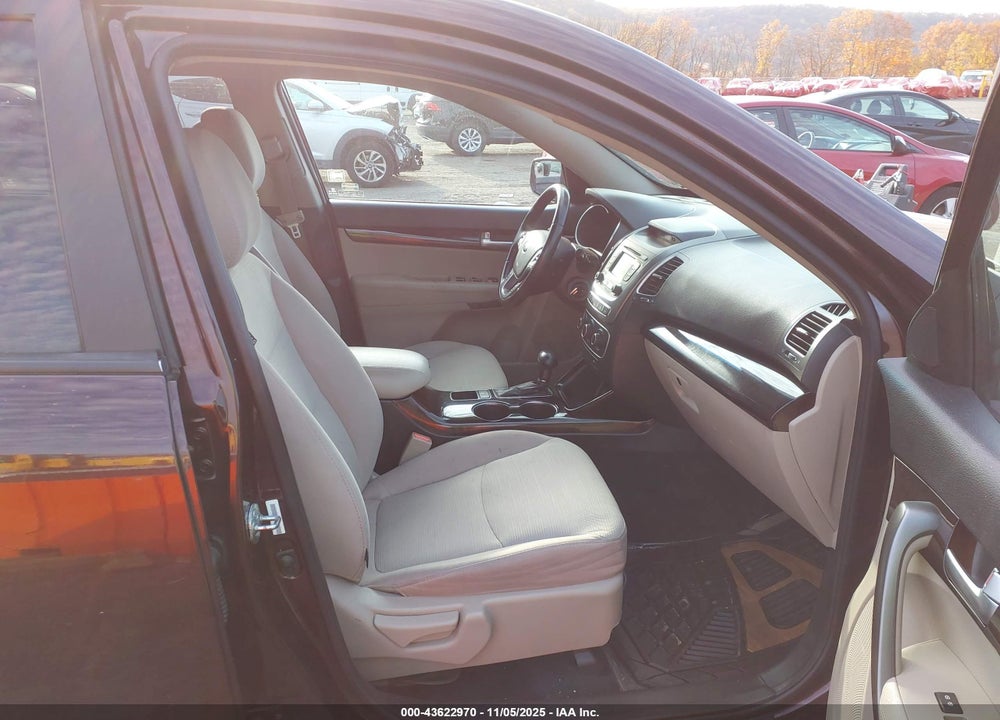 2015 KIA SORENTO LX VIN: 5XYKT3A67FG555017