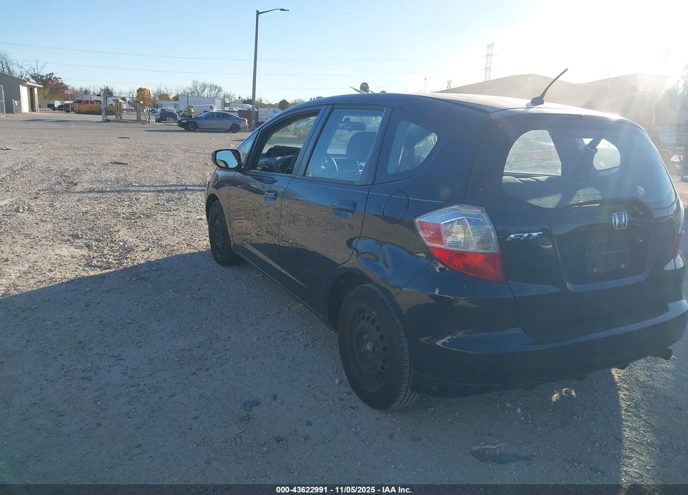 2011 HONDA FIT VIN: JHMGE8H31BS004321