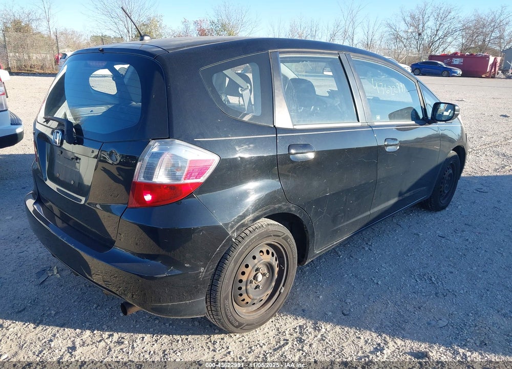 2011 HONDA FIT VIN: JHMGE8H31BS004321
