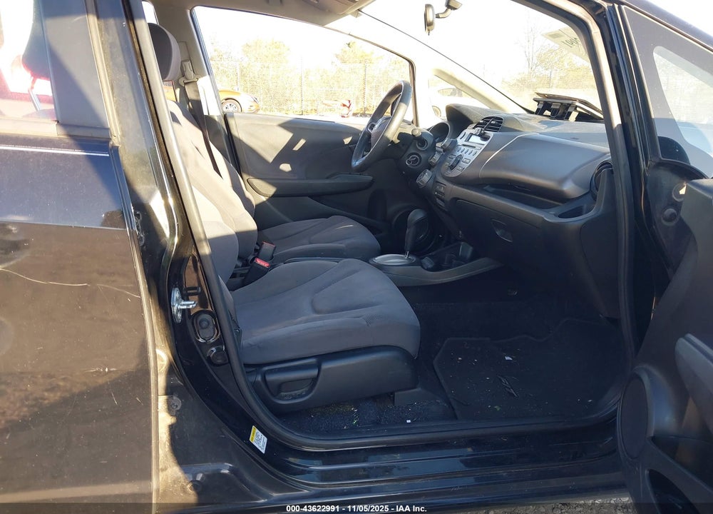 2011 HONDA FIT VIN: JHMGE8H31BS004321