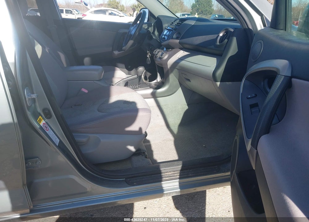 2008 TOYOTA RAV4 VIN: JTMBD35V085200040