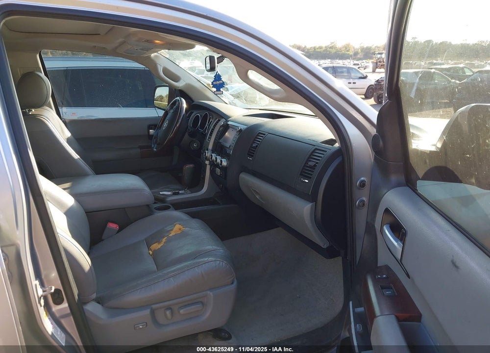 2011 TOYOTA SEQUOIA PLATINUM 5.7L V8 VIN: 5TDDW5G11BS045413