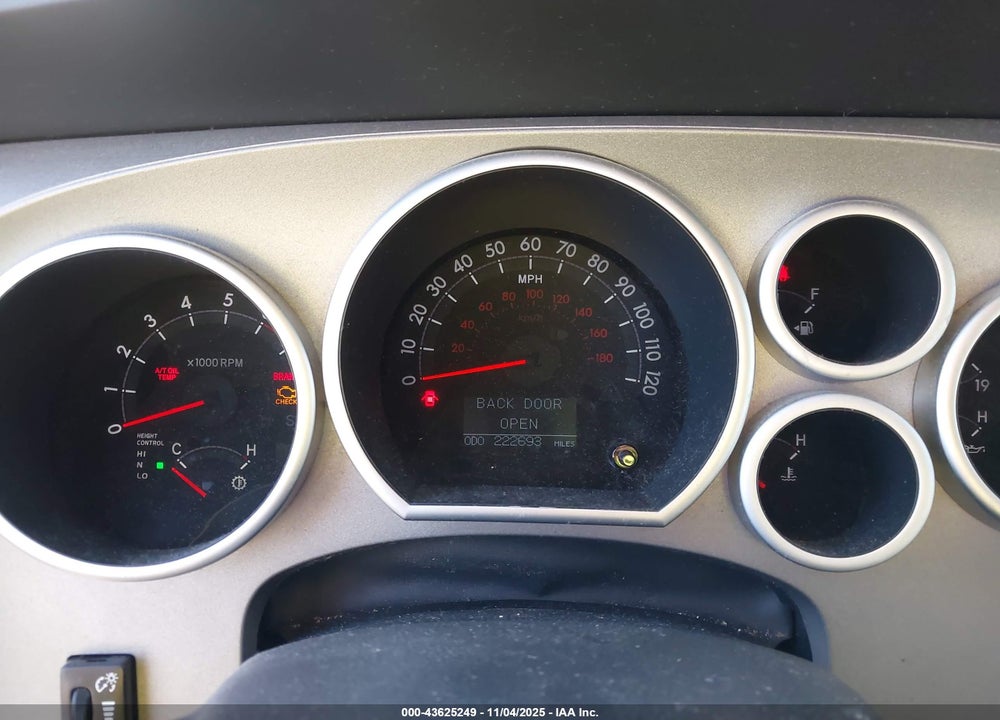 2011 TOYOTA SEQUOIA PLATINUM 5.7L V8 VIN: 5TDDW5G11BS045413
