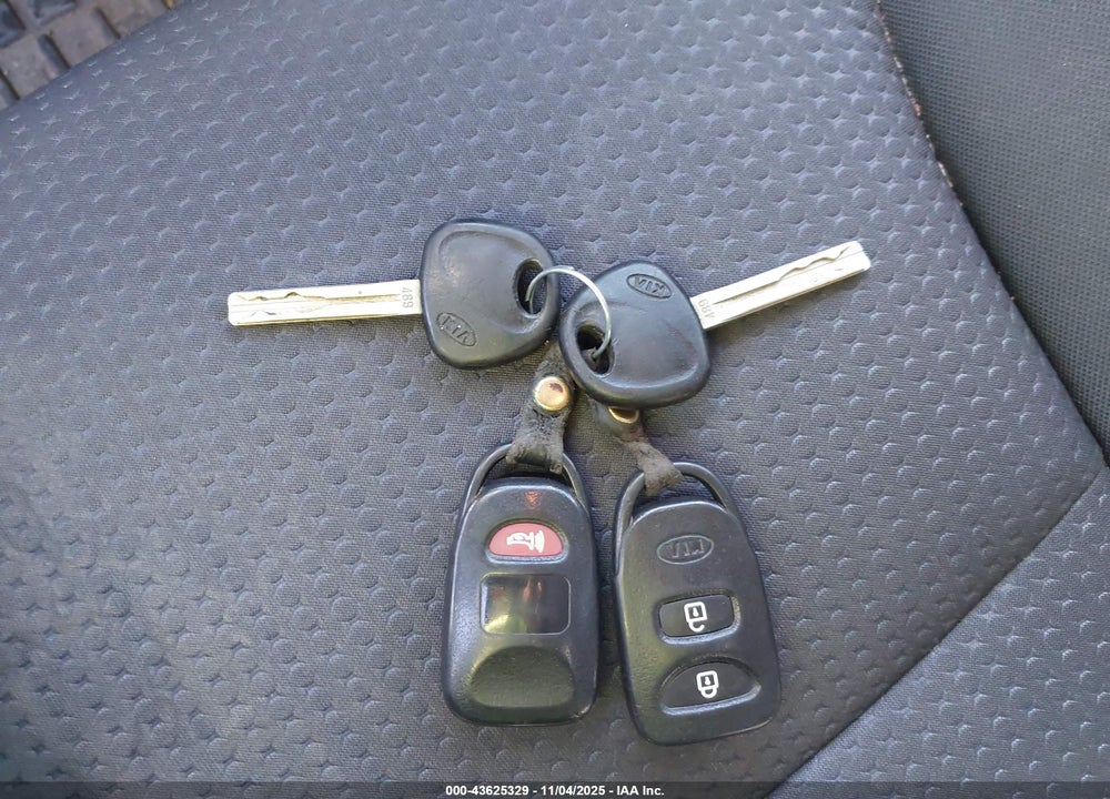 2011 KIA SORENTO LX VIN: 5XYKTCA18BG060954