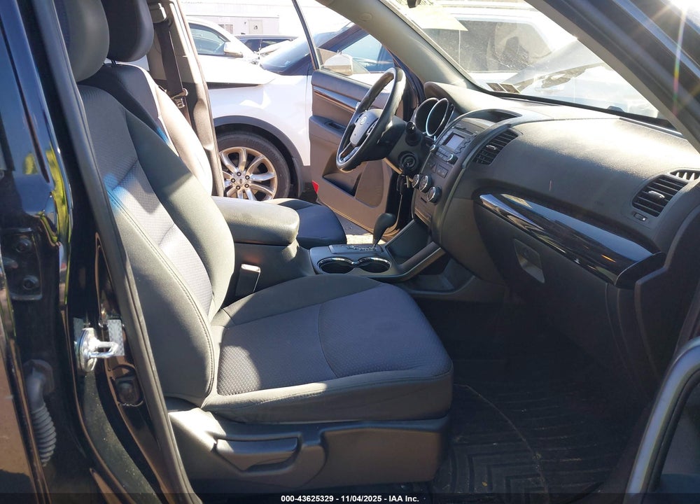 2011 KIA SORENTO LX VIN: 5XYKTCA18BG060954