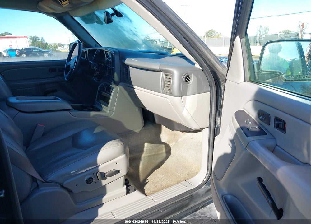 2005 CHEVROLET TAHOE LT VIN: 1GNEC13T55R102459