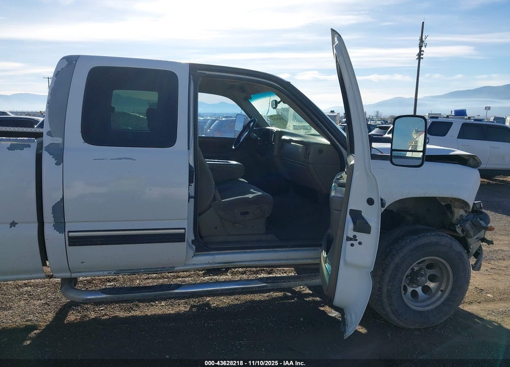 2002 CHEVROLET SILVERADO 1500 LS VIN: 2GCEK19T121312953