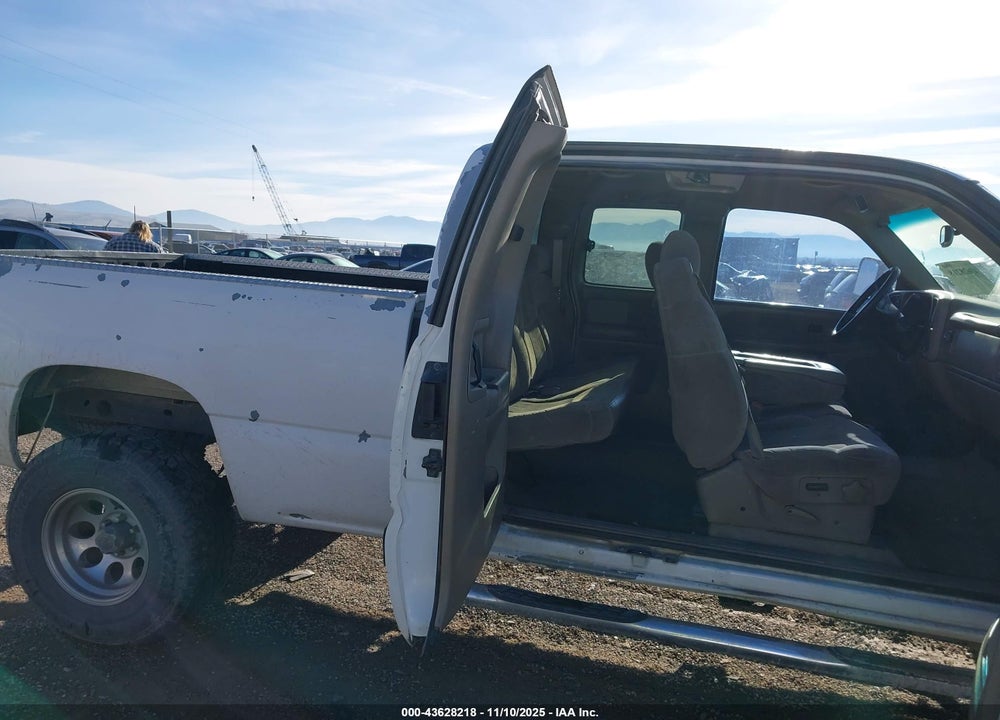 2002 CHEVROLET SILVERADO 1500 LS VIN: 2GCEK19T121312953