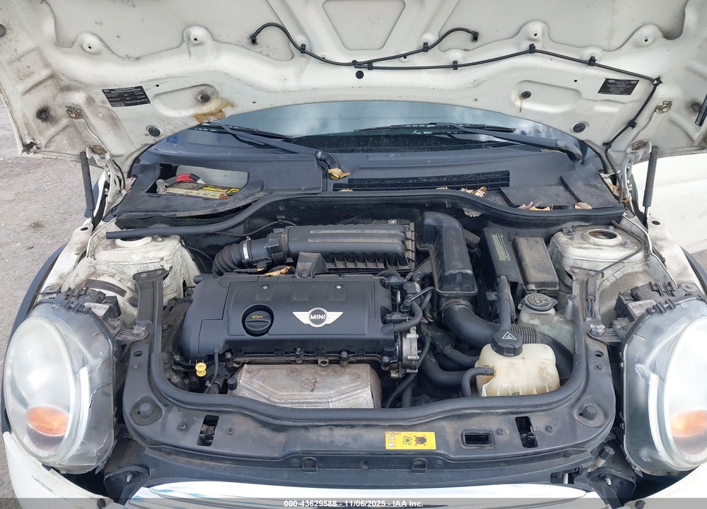 2011 MINI COOPER VIN: WMWSU3C56BT184123