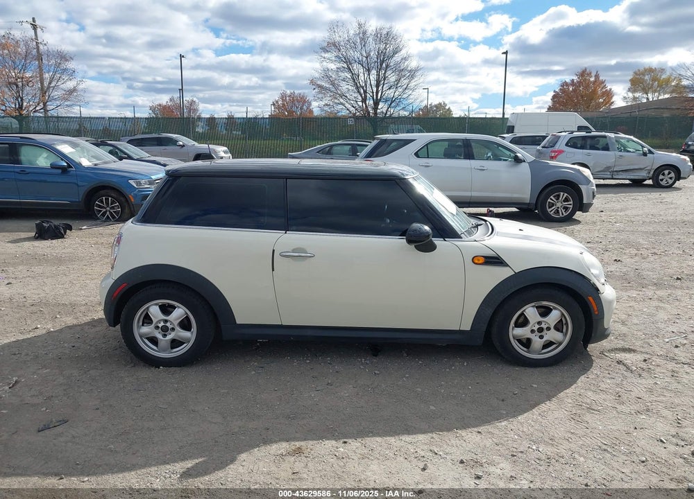 2011 MINI COOPER VIN: WMWSU3C56BT184123