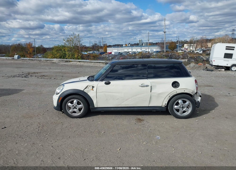 2011 MINI COOPER VIN: WMWSU3C56BT184123