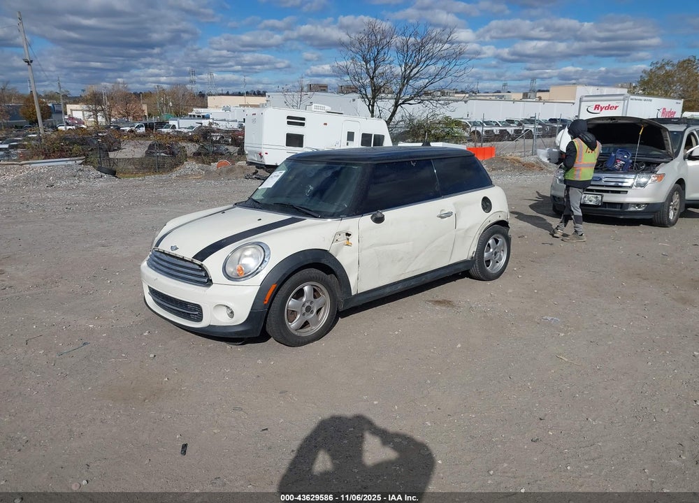 2011 MINI COOPER VIN: WMWSU3C56BT184123