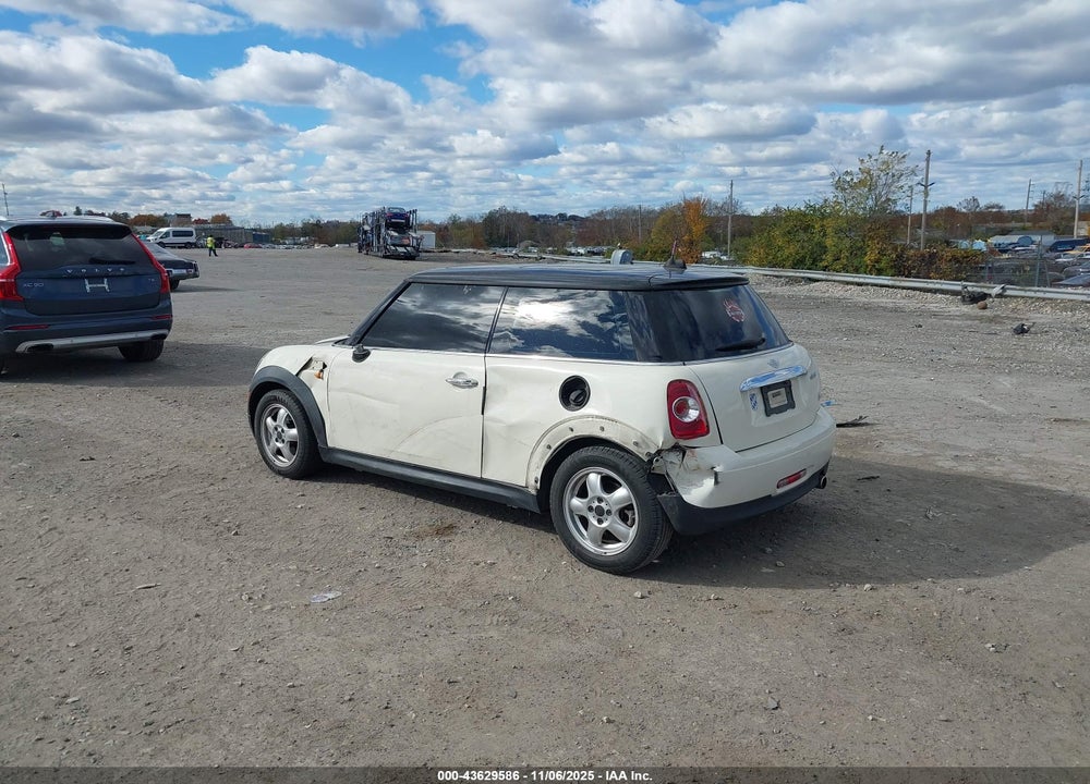 2011 MINI COOPER VIN: WMWSU3C56BT184123