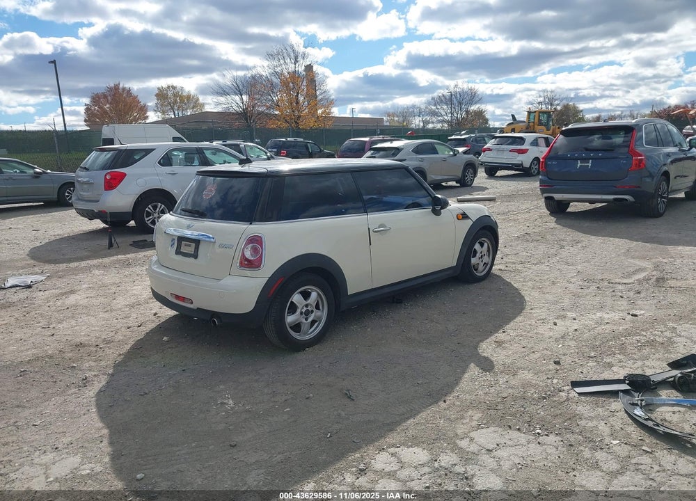 2011 MINI COOPER VIN: WMWSU3C56BT184123