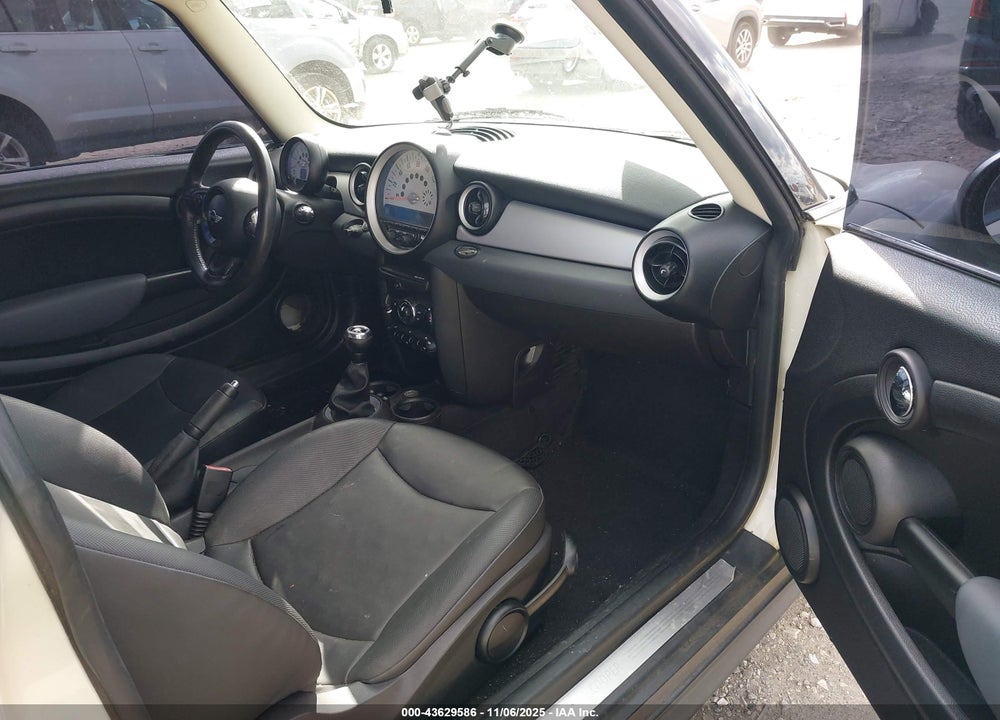2011 MINI COOPER VIN: WMWSU3C56BT184123