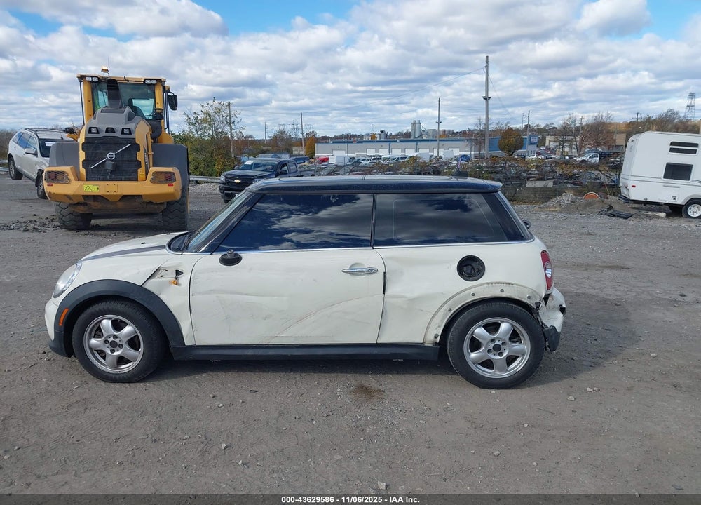2011 MINI COOPER VIN: WMWSU3C56BT184123