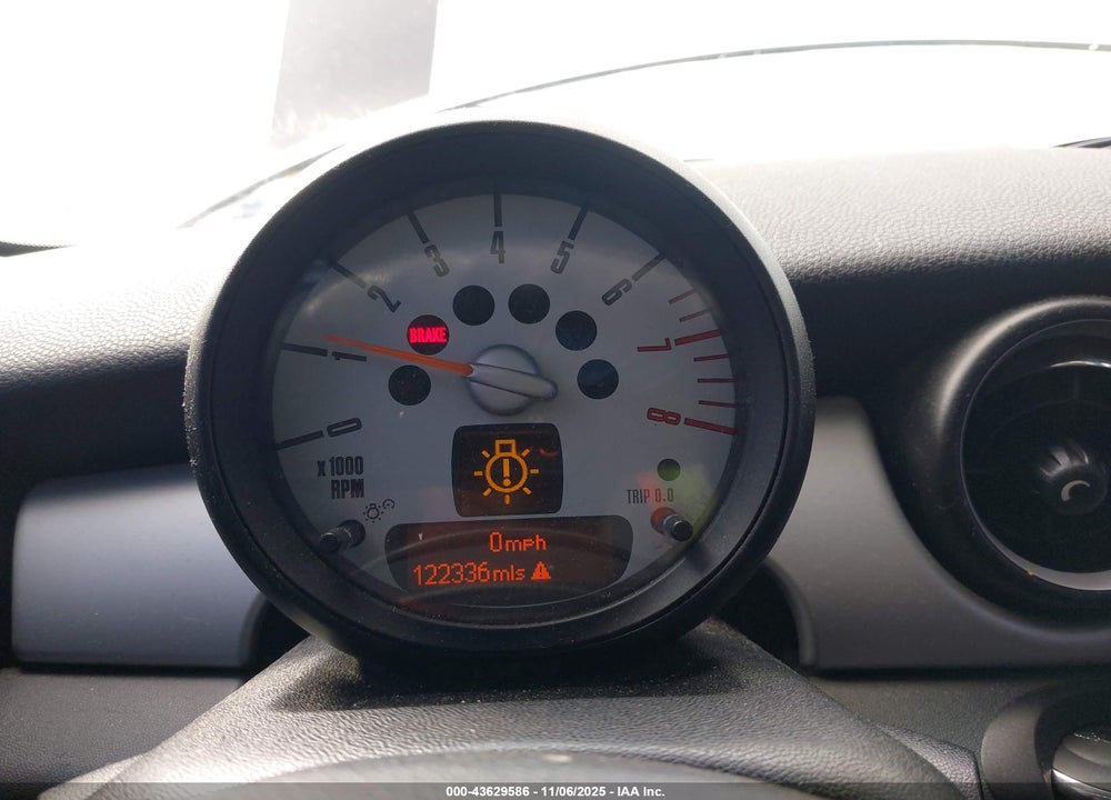 2011 MINI COOPER VIN: WMWSU3C56BT184123