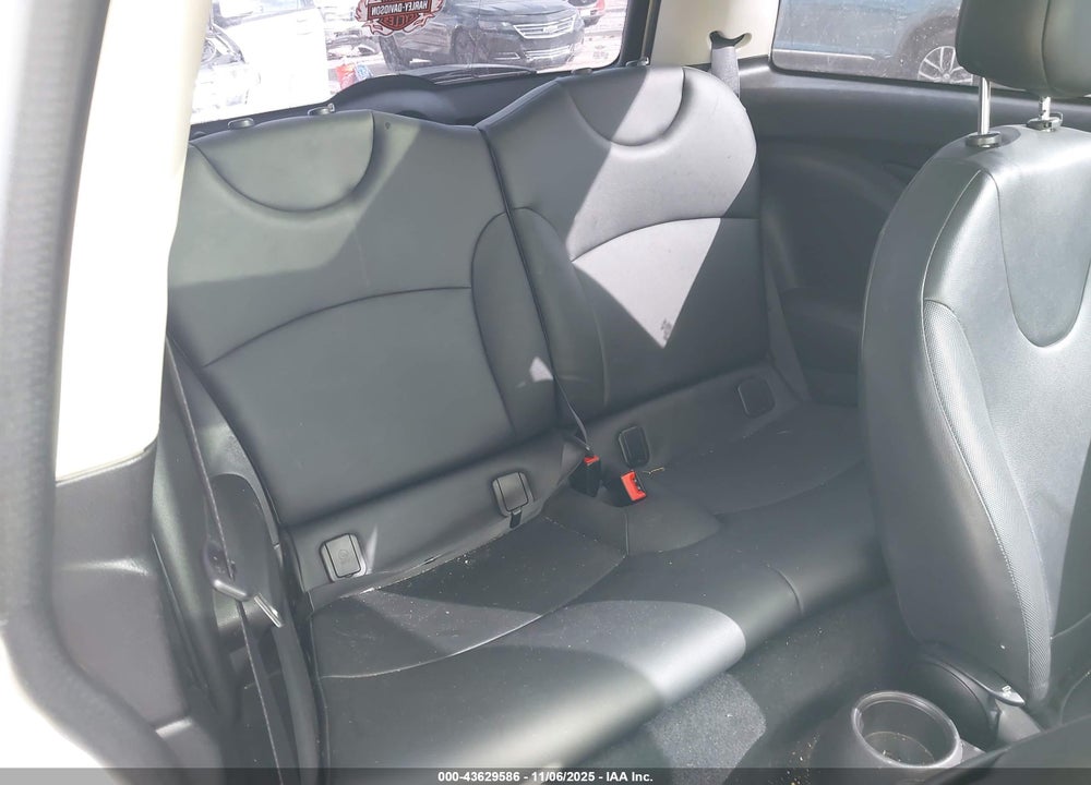 2011 MINI COOPER VIN: WMWSU3C56BT184123