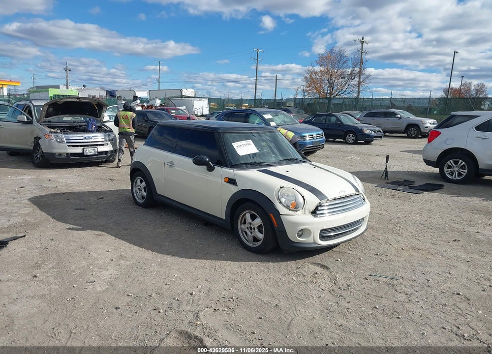 2011 MINI COOPER VIN: WMWSU3C56BT184123