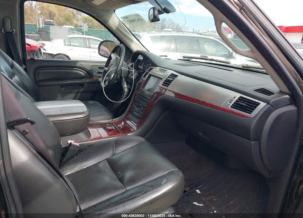 2011 CADILLAC ESCALADE ESV VIN: 1GYS4GEF9BR156436