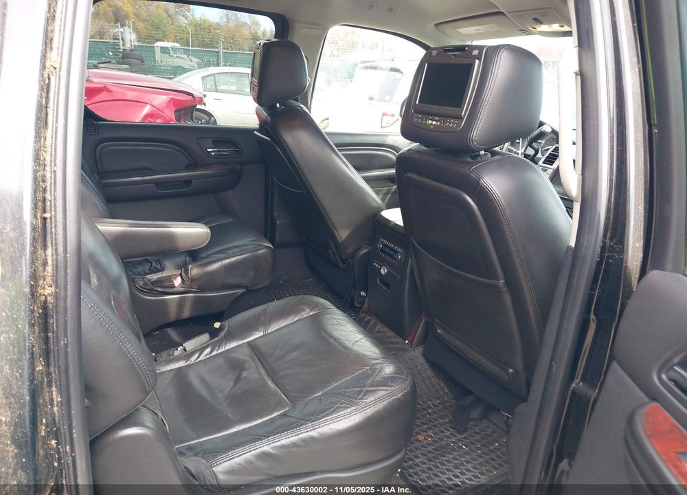 2011 CADILLAC ESCALADE ESV VIN: 1GYS4GEF9BR156436