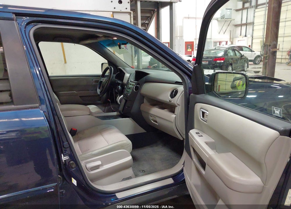 2011 HONDA PILOT EX VIN: 5FNYF4H45BB103063