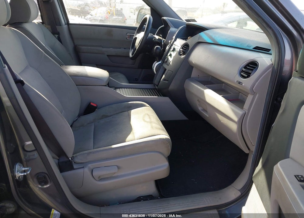 2011 HONDA PILOT LX VIN: 5FNYF4H28BB088878