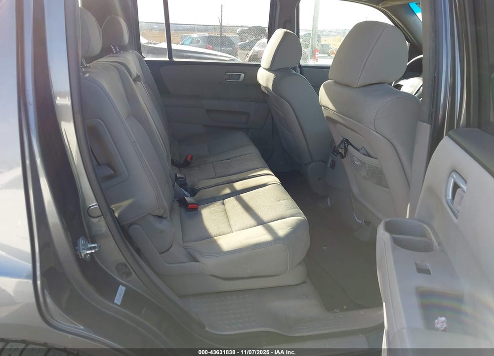2011 HONDA PILOT LX VIN: 5FNYF4H28BB088878