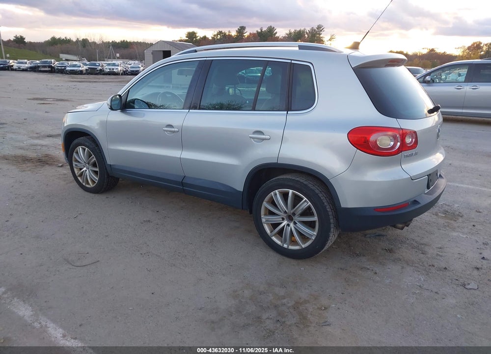 2011 VOLKSWAGEN TIGUAN SE VIN: WVGBV7AX9BW512463