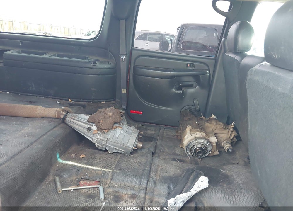 2000 CHEVROLET SUBURBAN 1500 VIN: 3GNFK16T1YG137040