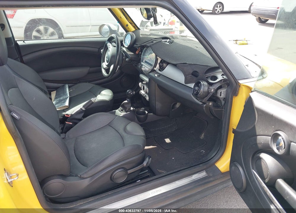 2008 MINI COOPER VIN: WMWMF335X8TT61400
