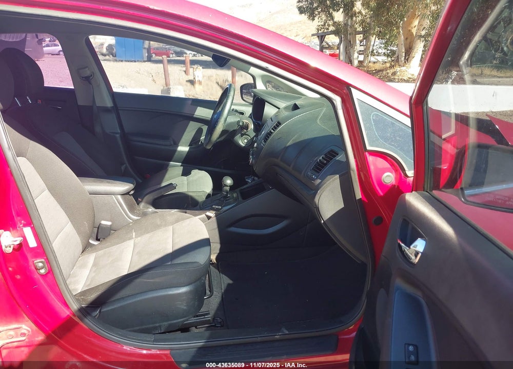 2016 KIA FORTE EX VIN: KNAFX4A8XG5613688